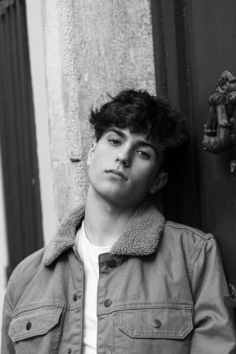 Actor durante una sesión de fotos profesional en calle exterior