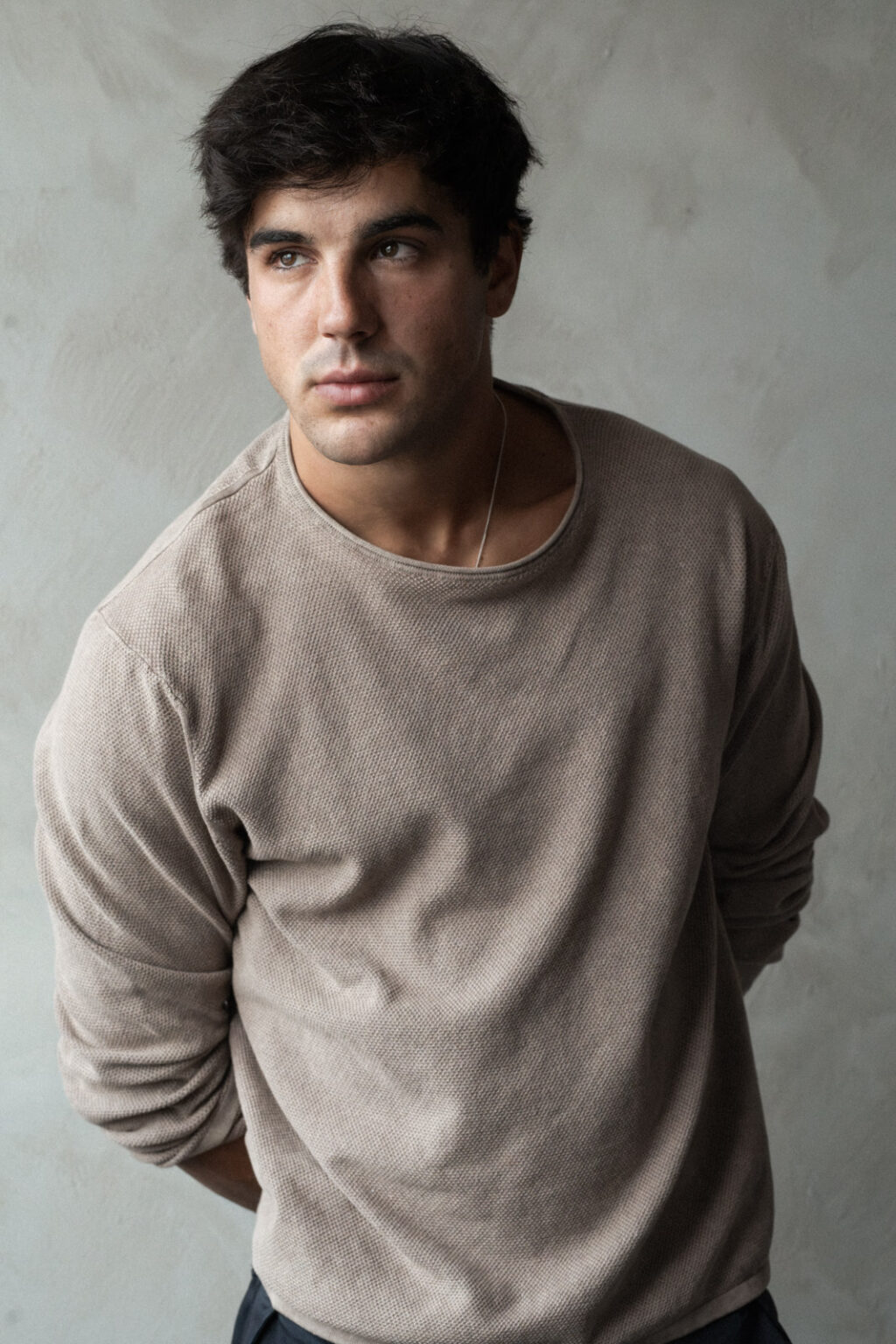 Retrato del actor Óscar Casas en sesión de fotos para book de actores con iluminación cinematográfica
